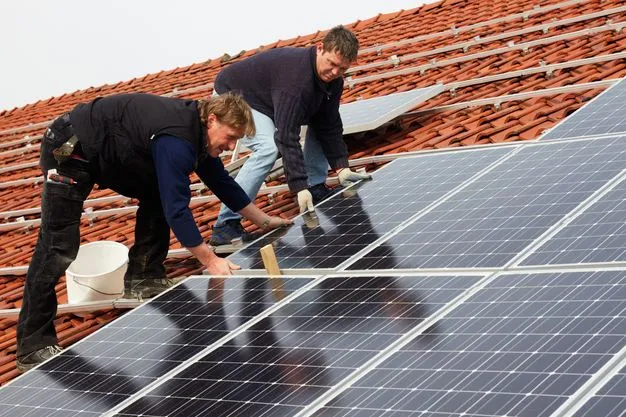 Dachdecker montieren Photovoltaik-Anlage